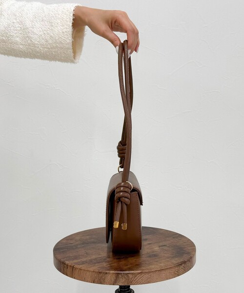 fredy emue（フレディエミュ）の「フラップラウンドポシェット（ショルダーバッグ・レディース・ブラック/レッド/ブラウン・FREE）」の21枚目の写真