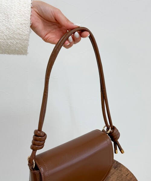 fredy emue（フレディエミュ）の「フラップラウンドポシェット（ショルダーバッグ・レディース・ブラック/レッド/ブラウン・FREE）」の4枚目の写真