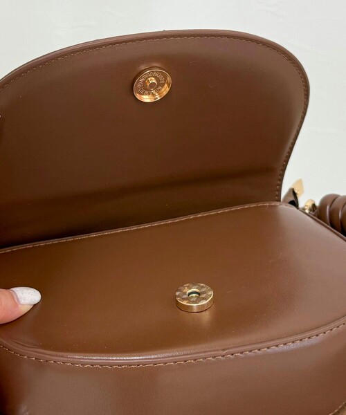 fredy emue（フレディエミュ）の「フラップラウンドポシェット（ショルダーバッグ・レディース・ブラック/レッド/ブラウン・FREE）」の5枚目の写真