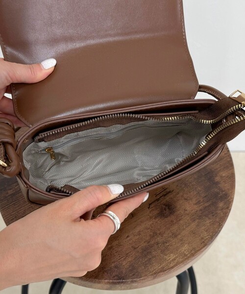 fredy emue（フレディエミュ）の「フラップラウンドポシェット（ショルダーバッグ・レディース・ブラック/レッド/ブラウン・FREE）」の6枚目の写真