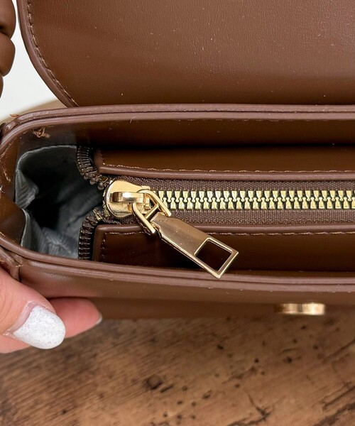 fredy emue（フレディエミュ）の「フラップラウンドポシェット（ショルダーバッグ・レディース・ブラック/レッド/ブラウン・FREE）」の7枚目の写真