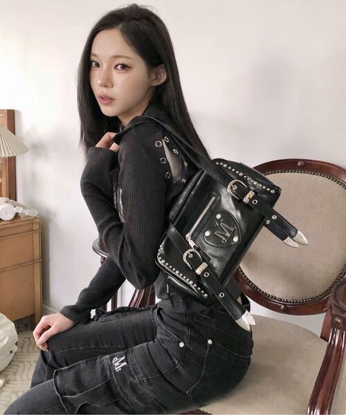 MUCENT(ムセント)の「コニックメタルロゴスタッズショルダーバッグ 男女共用(ショルダーバッグ・レディース・ブラック・FREE)」の4枚目の写真