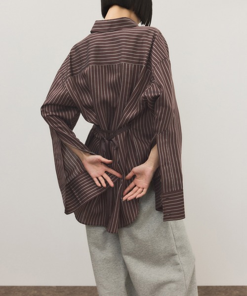 ADAM ET ROPE'(アダムエロペ)の「バックベルテッドシャツ(シャツ/ブラウス・レディース・ダークブラウン/ベージュ・FREE)」の4枚目の写真