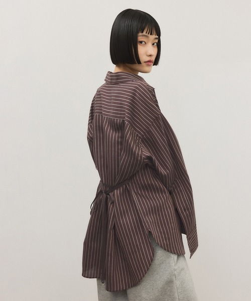 ADAM ET ROPE'(アダムエロペ)の「バックベルテッドシャツ(シャツ/ブラウス・レディース・ダークブラウン/ベージュ・FREE)」の11枚目の写真