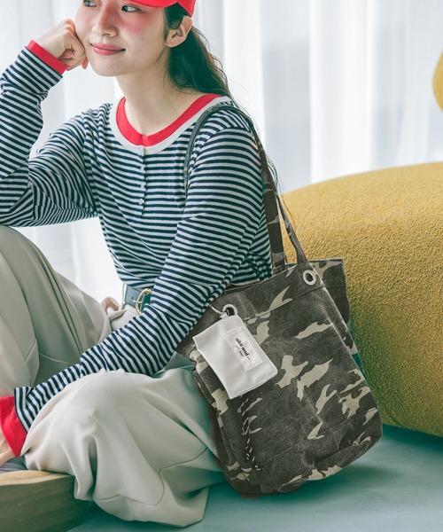 niko and...(ニコアンド)の「《A4サイズ収納可能》ポーチ付きハトメトートバッグ(トートバッグ・レディース・その他1/ブルー/ブラック/アイボリー/カーキ・0)」の3枚目の写真