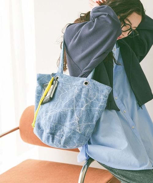 niko and...(ニコアンド)の「《A4サイズ収納可能》ポーチ付きハトメトートバッグ(トートバッグ・レディース・その他1/ブルー/ブラック/アイボリー/カーキ・0)」の4枚目の写真