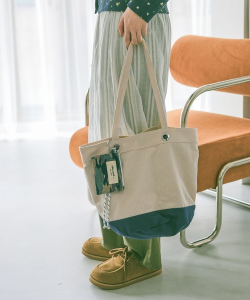 niko and...(ニコアンド)の「《A4サイズ収納可能》ポーチ付きハトメトートバッグ(トートバッグ・レディース・その他1/ブルー/ブラック/アイボリー/カーキ・0)」の20枚目の写真