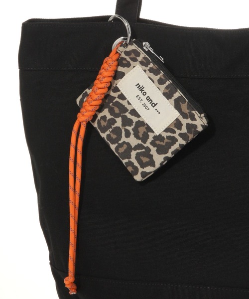 niko and...(ニコアンド)の「《A4サイズ収納可能》ポーチ付きハトメトートバッグ(トートバッグ・レディース・その他1/ブルー/ブラック/アイボリー/カーキ・0)」の6枚目の写真