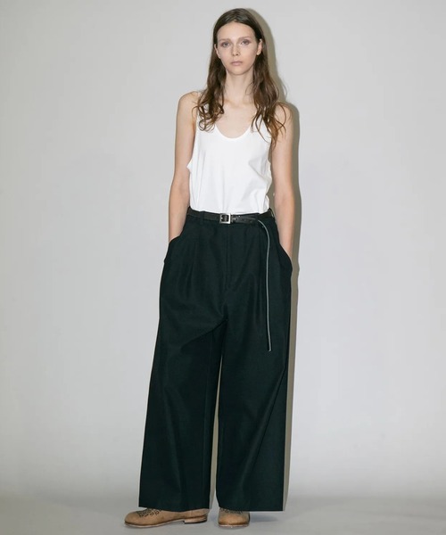 my beautiful landlet(マイビューティフルランドレット)の「【my beautiful landlet】 HIGH-TWIST TWILL SIDE TUCK WIDE PANTS(その他パンツ・メンズ・ベージュ/ネイビー・1/2)」の2枚目の写真