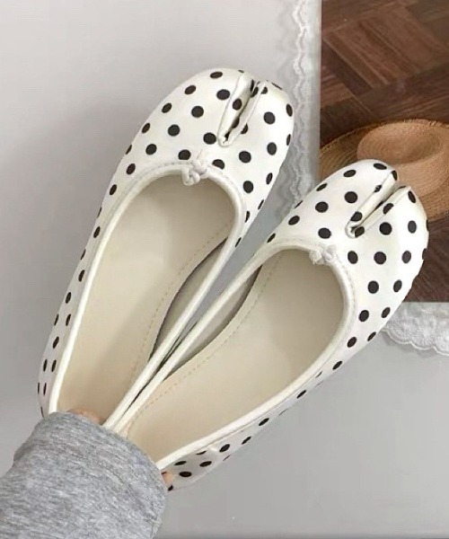 Vipoa（ヴィポア）の「Tabi flat ballet shoes（バレエシューズ・レディース・マルチ/レッド/ホワイト/ブラック/ホワイト系その他/ベージュ/ブラウン・LARGE/MEDIUM/SMALL）」の3枚目の写真