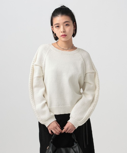 BAYFLOW（ベイフロー）の「[春まで活躍する]デザインスリーブニット（ニット/セーター・レディース・レッド/オフホワイト/ブラック・FREE）」の2枚目の写真