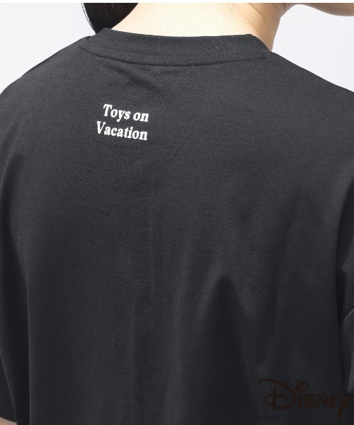 Disney（ディズニー）の「ディズニー  UVカットドライグラフィックTシャツ サーフ（Tシャツ/カットソー・レディース・チャコールグレー/ブラック・S/M/L/XL）」の3枚目の写真
