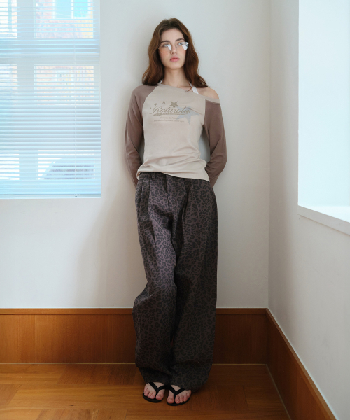 ROLAROLA(ロラロラ)の「CURVED PINTUCK LEOPARD DENIM PANTS GRAY(デニムパンツ・レディース・グレー・MEDIUM/SMALL)」の2枚目の写真
