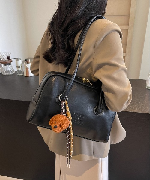 FREE STYLISTS(フリー スタイリスト)の「横長 多収納 ショルダーバッグ 【 韓国風・Y2K 】【チャーム付】(ショルダーバッグ・レディース・ダークブラウン/ブラック・FREE)」の9枚目の写真