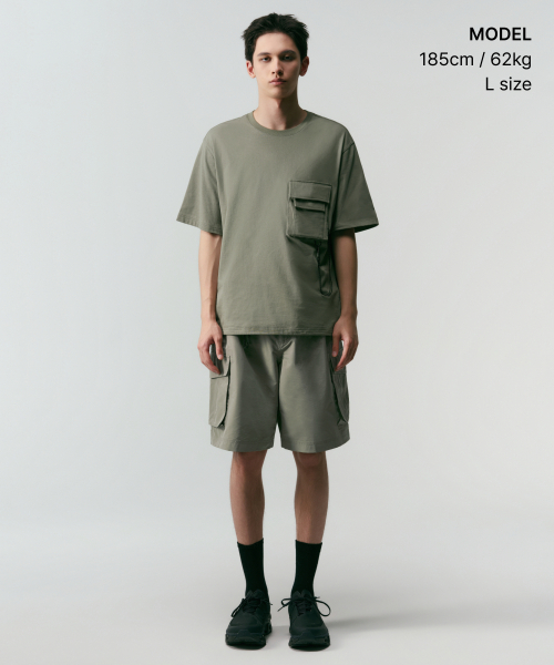 MUSINSA STANDARD（ムシンサスタンダード）の「[シティレジャー] デュラロンクールダブルポケットTシャツ [ライトカーキグレー]（Tシャツ/カットソー・メンズ・その他・SMALL/MEDIUM/LARGE/X-LARGE/2XL）」の2枚目の写真