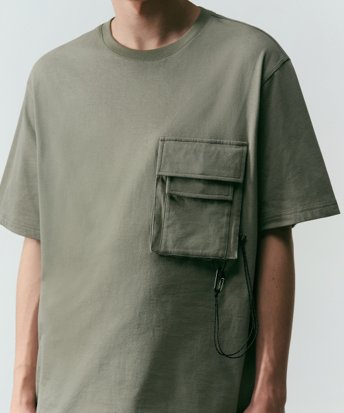 MUSINSA STANDARD（ムシンサスタンダード）の「[シティレジャー] デュラロンクールダブルポケットTシャツ [ライトカーキグレー]（Tシャツ/カットソー・メンズ・その他・SMALL/MEDIUM/LARGE/X-LARGE/2XL）」の6枚目の写真