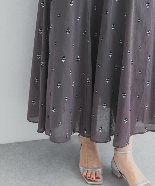 URBAN RESEARCH DOORS（アーバンリサーチドアーズ）の「小柄ダマスクプリントフレアスカート（スカート・レディース・オフホワイト/チャコールグレー・FREE）」の2枚目の写真