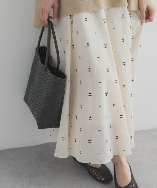 URBAN RESEARCH DOORS（アーバンリサーチドアーズ）の「小柄ダマスクプリントフレアスカート（スカート・レディース・オフホワイト/チャコールグレー・FREE）」の15枚目の写真