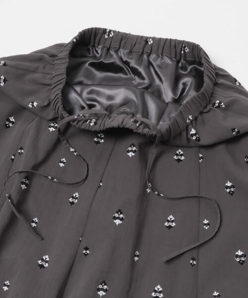 URBAN RESEARCH DOORS（アーバンリサーチドアーズ）の「小柄ダマスクプリントフレアスカート（スカート・レディース・オフホワイト/チャコールグレー・FREE）」の5枚目の写真