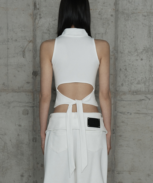 ETRE AU SOMMET(エトレオソメ)の「Halter Back Circle Corset Collar Sleeve (White)(Tシャツ/カットソー・レディース・ホワイト・FREE)」の4枚目の写真