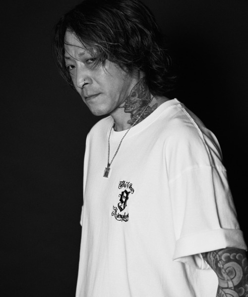 NineMicrophones(ナインマイクロフォンズ)の「EMBROIDERY 9MC Crew TEE(Tシャツ/カットソー・メンズ・スミクロ/ブラック×グレー/ブラック×ホワイト/ホワイト・XX-LARGE/X-LARGE/LARGE/MEDIUM/SMALL)」の20枚目の写真