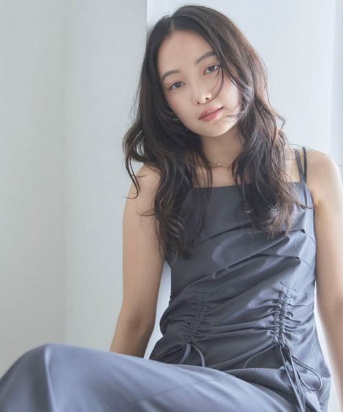 archives(アルシーヴ)の「【ONかわ】ウォッシャブルタックドロストキャミワンピース(ワンピース・レディース・チャコールグレー/ブラック・MEDIUM)」の13枚目の写真