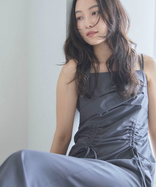 archives(アルシーヴ)の「【ONかわ】ウォッシャブルタックドロストキャミワンピース(ワンピース・レディース・チャコールグレー/ブラック・MEDIUM)」の14枚目の写真