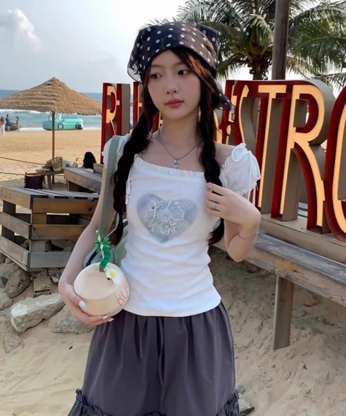 AVYL（アヴィル）の「2WAYハートプリント オフショル半袖トップス（Tシャツ/カットソー・レディース・ホワイト/ブラック・M）」の2枚目の写真