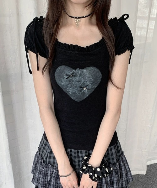 AVYL（アヴィル）の「2WAYハートプリント オフショル半袖トップス（Tシャツ/カットソー・レディース・ホワイト/ブラック・M）」の6枚目の写真