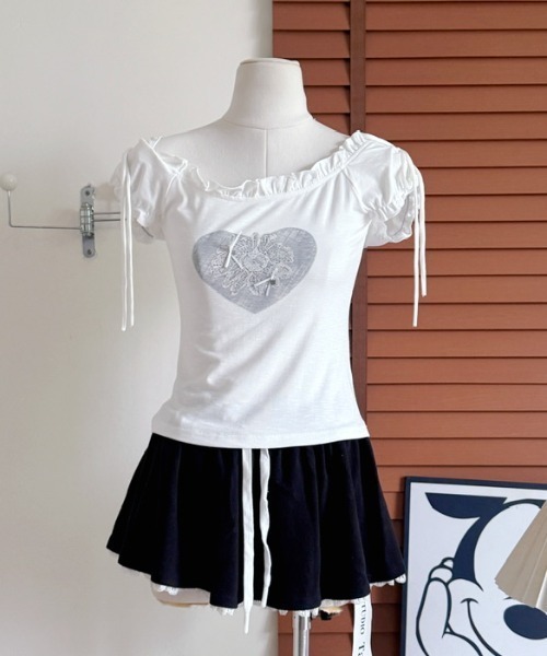 AVYL（アヴィル）の「2WAYハートプリント オフショル半袖トップス（Tシャツ/カットソー・レディース・ホワイト/ブラック・M）」の14枚目の写真