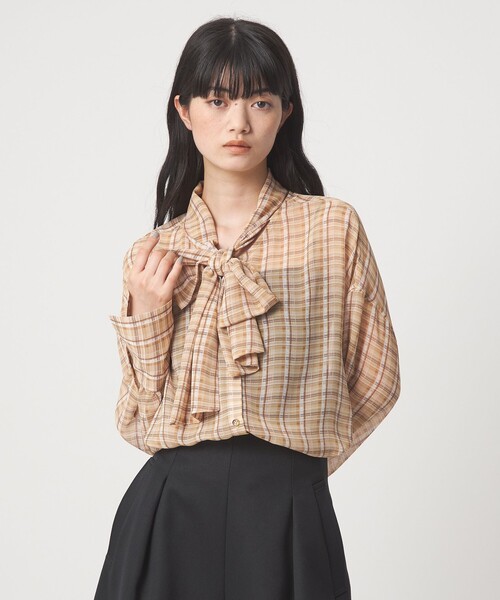 EMMEL REFINES(エメルリファインズ)の「<EMMEL REFINES>EM シアーチェック ボウタイ ブラウス(シャツ/ブラウス・レディース・ベージュ/ロイヤルブルー・FREE)」の3枚目の写真