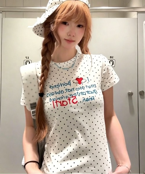 AsheKsha(アシクシャ)の「ハートと水玉模様のアルファベットプリント半袖Tシャツ(Tシャツ/カットソー・レディース・ホワイト・M)」の4枚目の写真