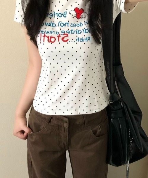 AsheKsha(アシクシャ)の「ハートと水玉模様のアルファベットプリント半袖Tシャツ(Tシャツ/カットソー・レディース・ホワイト・M)」の2枚目の写真