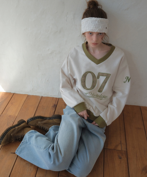 OURNOSTALGIA（アワー ノスタルジア）の「Applique V-Neck Sweatshirt_Olive(O26TP03)（スウェット・レディース・オリーブ・FREE）」の2枚目の写真