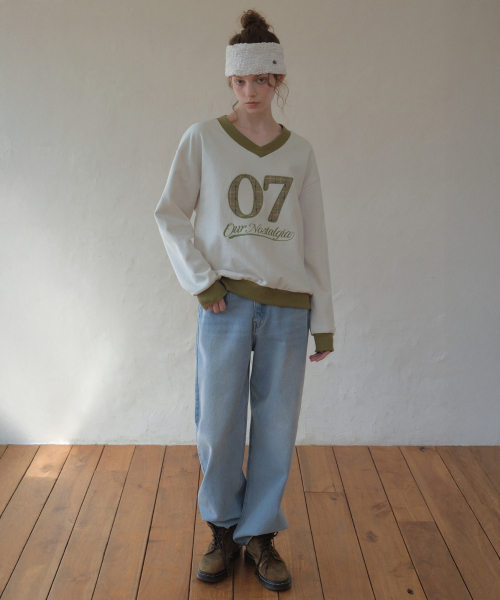 OURNOSTALGIA（アワー ノスタルジア）の「Applique V-Neck Sweatshirt_Olive(O26TP03)（スウェット・レディース・オリーブ・FREE）」の3枚目の写真