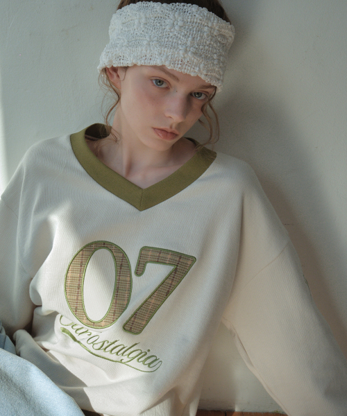 OURNOSTALGIA（アワー ノスタルジア）の「Applique V-Neck Sweatshirt_Olive(O26TP03)（スウェット・レディース・オリーブ・FREE）」の4枚目の写真