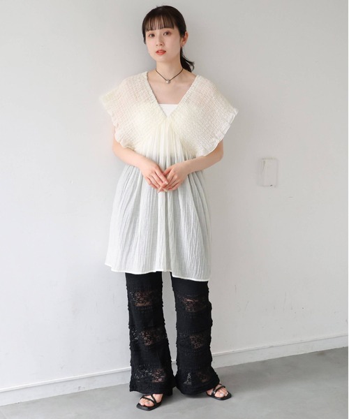 tiptop(ティップトップ)の「肩シャーリングチュニックブラウス(シャツ/ブラウス・レディース・ブラック系その他/ホワイト系その他/ネイビー系1/ネイビー系2/イエロー/アイボリー/イエロー系その他/ブラック・SHORT/LONG)」の17枚目の写真