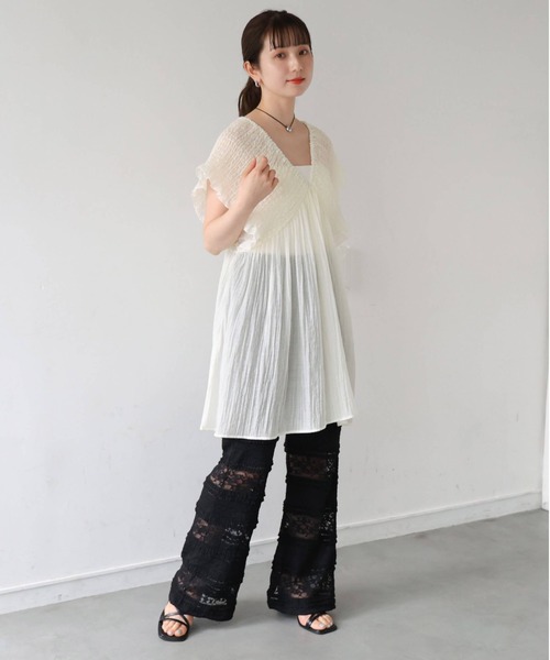 tiptop(ティップトップ)の「肩シャーリングチュニックブラウス(シャツ/ブラウス・レディース・ブラック系その他/ホワイト系その他/ネイビー系1/ネイビー系2/イエロー/アイボリー/イエロー系その他/ブラック・SHORT/LONG)」の18枚目の写真