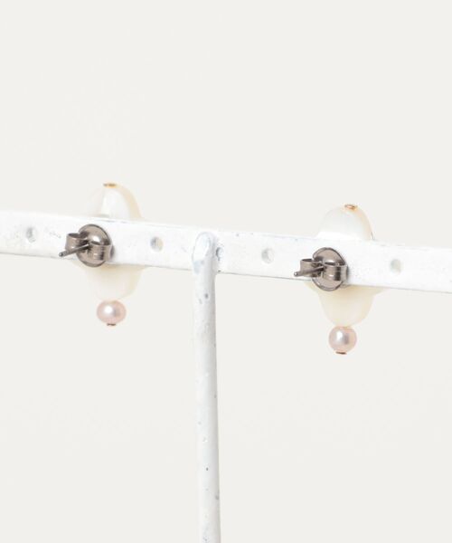 CERCA（チェルカ）の「september/クローバーシェル＋淡水パールpierce（ピアス（両耳用）・レディース・ホワイト・FREE）」の2枚目の写真