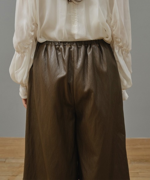 Nunc.(ヌンク)の「エコレザーハーフパンツ(その他パンツ・レディース・ブラック/ダークブラウン・38)」の22枚目の写真
