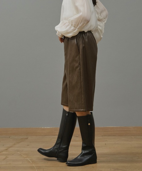 Nunc.(ヌンク)の「エコレザーハーフパンツ(その他パンツ・レディース・ブラック/ダークブラウン・38)」の4枚目の写真