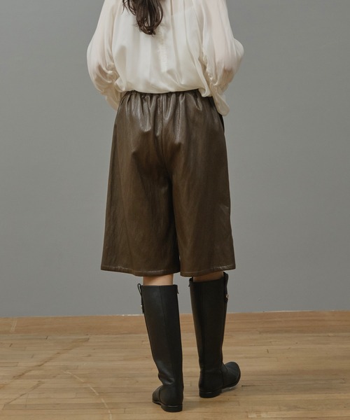 Nunc.(ヌンク)の「エコレザーハーフパンツ(その他パンツ・レディース・ブラック/ダークブラウン・38)」の5枚目の写真
