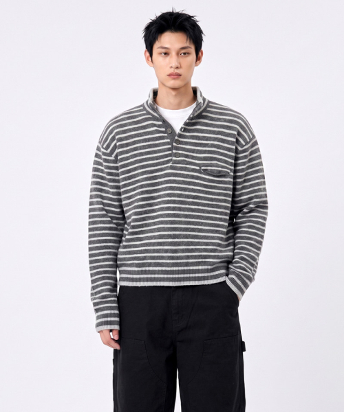 UNDEROFF(アンダーオフ)の「クロップドフィット ストライプ ハーフネック ウールニット グレー(ニット/セーター・レディース・グレー・MEDIUM/LARGE/X-LARGE)」の2枚目の写真