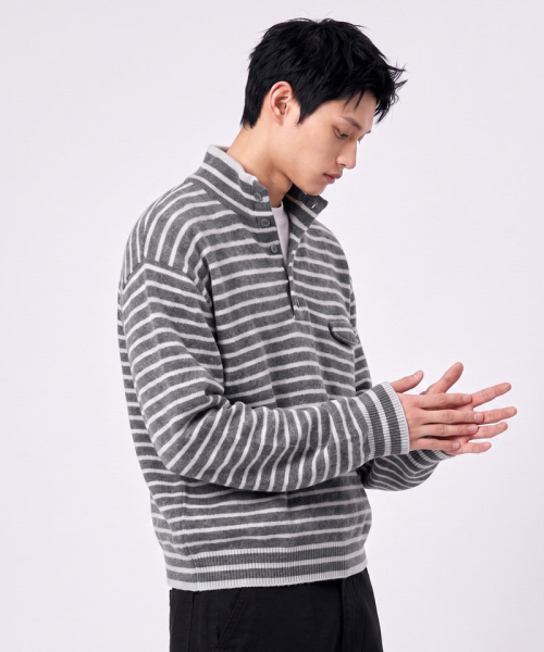 UNDEROFF(アンダーオフ)の「クロップドフィット ストライプ ハーフネック ウールニット グレー(ニット/セーター・レディース・グレー・MEDIUM/LARGE/X-LARGE)」の4枚目の写真