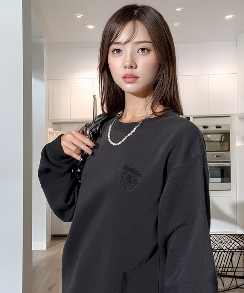 Chandelier(シャンデリア)の「ワンポイント刺繍 ふんわり裏起毛ゆったりスウェットトレーナー(スウェット・レディース・ホワイト系/ホワイト系2/ブラック系3/杢グレー/ブラック/ブラック系/ブラック系1/ブラック系2/ホワイト系1・L/LL/M)」の5枚目の写真
