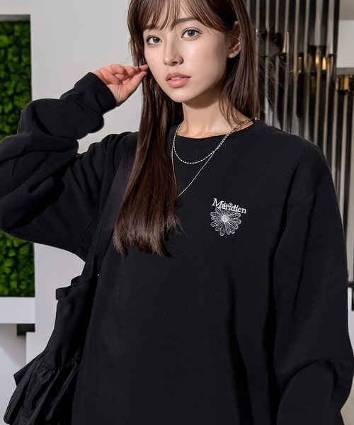 Chandelier(シャンデリア)の「ワンポイント刺繍 ふんわり裏起毛ゆったりスウェットトレーナー(スウェット・レディース・ホワイト系/ホワイト系2/ブラック系3/杢グレー/ブラック/ブラック系/ブラック系1/ブラック系2/ホワイト系1・L/LL/M)」の1枚目の写真
