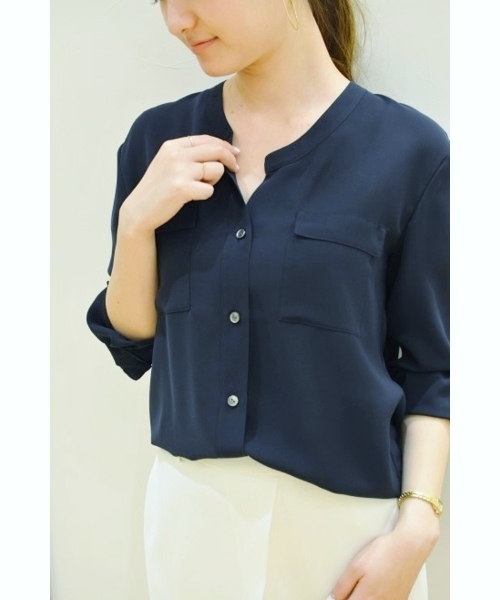 FIGARO Paris(フィガロパリ)の「パウダーツイルポケットツキシャツ◆(シャツ/ブラウス・レディース・ホワイト/ネイビー・36/38)」の2枚目の写真