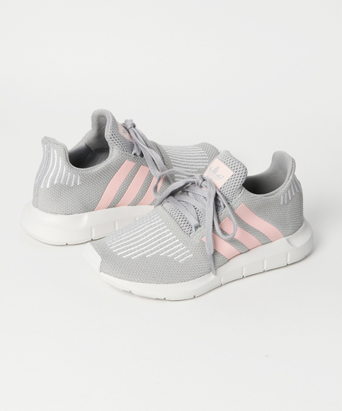 adidas（アディダス）の「オリジナルス スウィフト [SWIFTRUN W]（スニーカー・レディース・グレー系その他/ホワイト・25.0cm/22.5cm/24.5cm/25.5cm/24.0cm/22.0cm/23.0cm/23.5cm）」の2枚目の写真