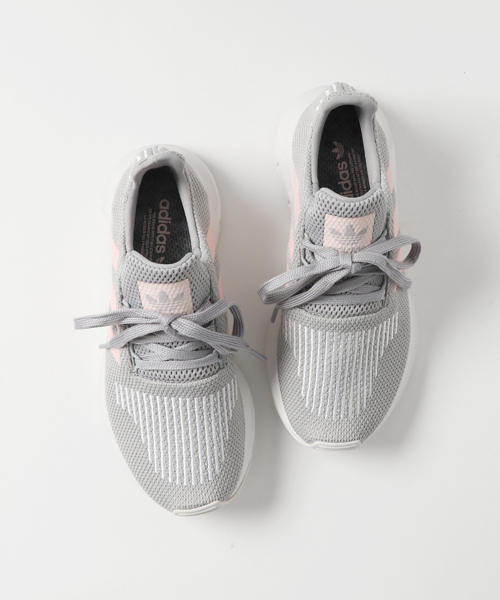 adidas（アディダス）の「オリジナルス スウィフト [SWIFTRUN W]（スニーカー・レディース・グレー系その他/ホワイト・25.0cm/22.5cm/24.5cm/25.5cm/24.0cm/22.0cm/23.0cm/23.5cm）」の4枚目の写真
