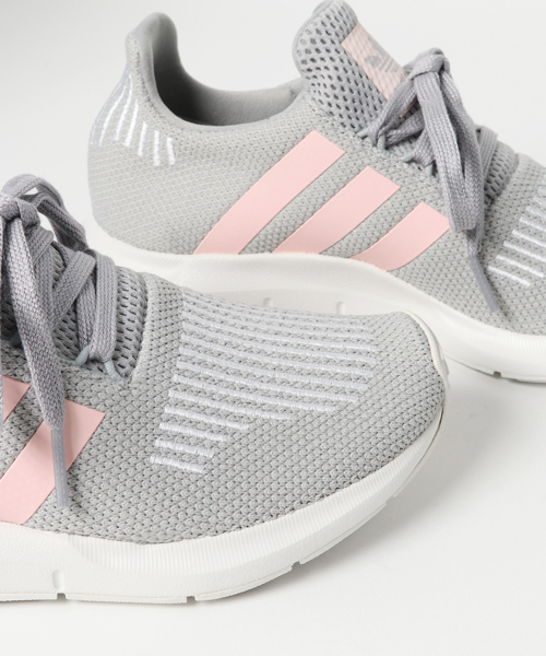 adidas（アディダス）の「オリジナルス スウィフト [SWIFTRUN W]（スニーカー・レディース・グレー系その他/ホワイト・25.0cm/22.5cm/24.5cm/25.5cm/24.0cm/22.0cm/23.0cm/23.5cm）」の5枚目の写真
